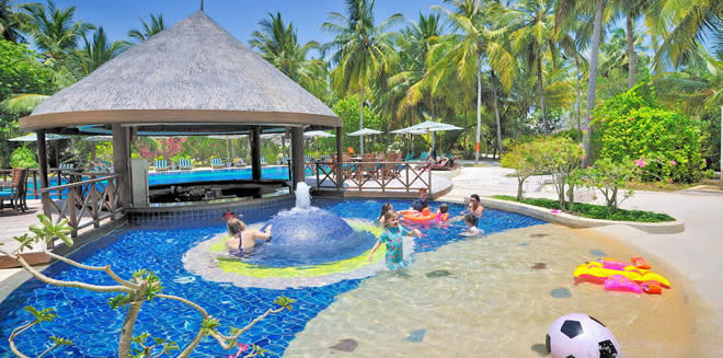 Курортный отель Bandos находится на частном острове, в 8 км от города Мале. К услугам гостей курортного отеля Bandos Maldives просторные номера с балконом, с которого открывается вид на сад или пляж. При отеле открыты центр водных видов спорта и школа дайвинга.