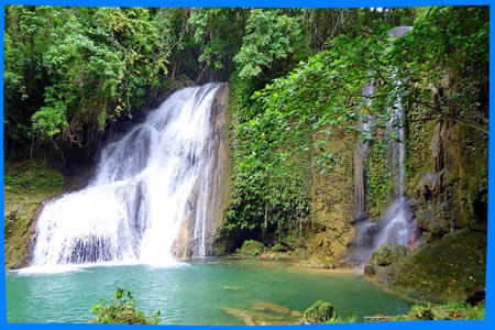 купание в водопадах бохола в тропическом лесу