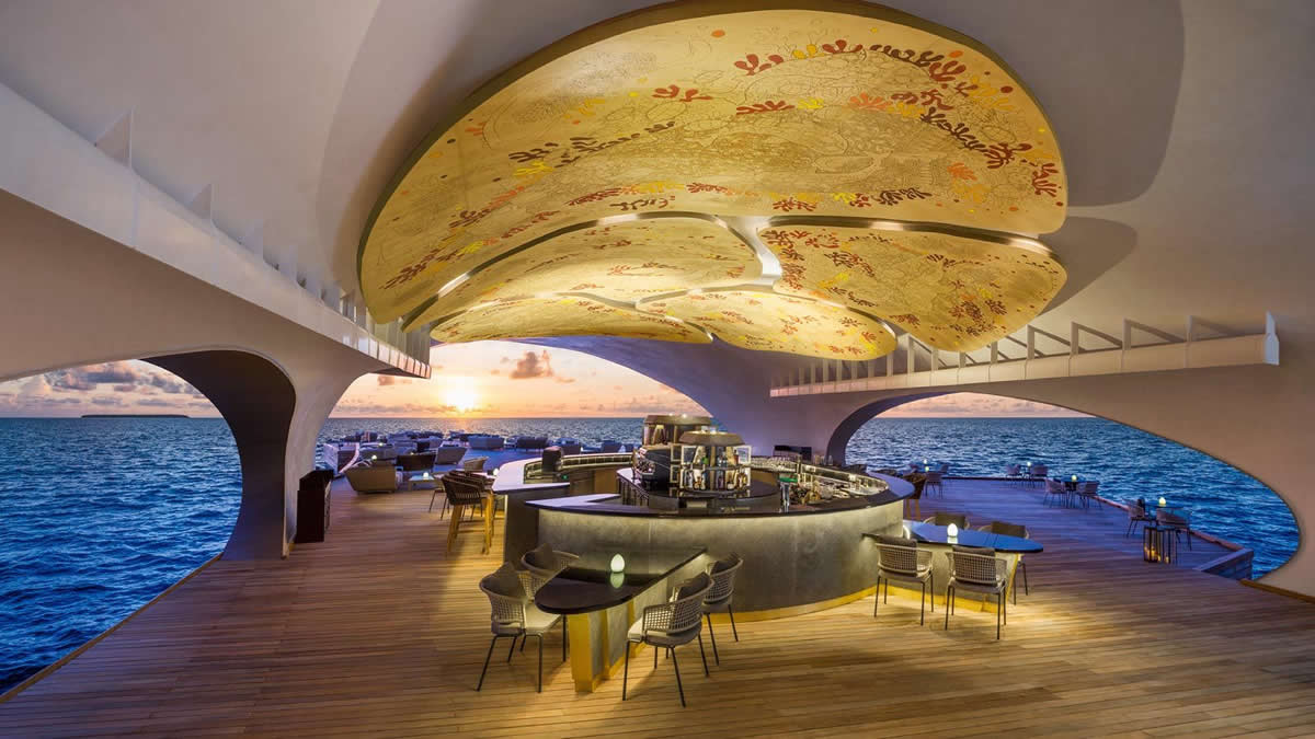 The Whale Bar в The St. Regis Maldives Vommuli Resort - интерьер бара