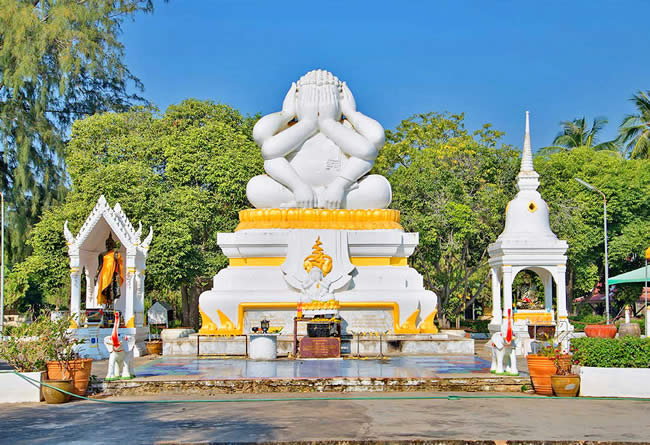 Статуя Короля Наресуана и храм Неранчарарам
