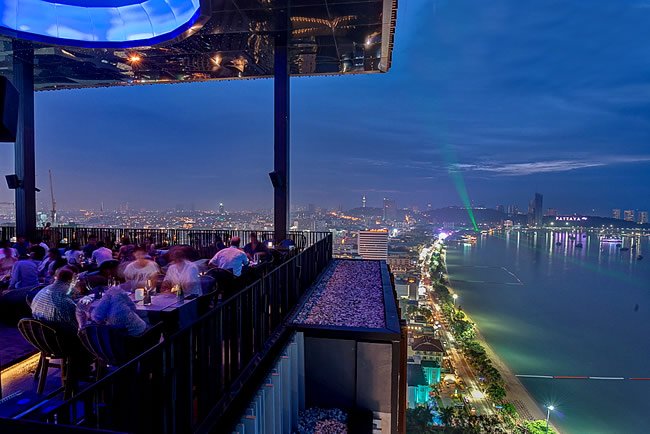 Ресторан Horizon Rooftop Bar в Hilton Pattaya, Бар и Ресторан на Крыше в Паттайе