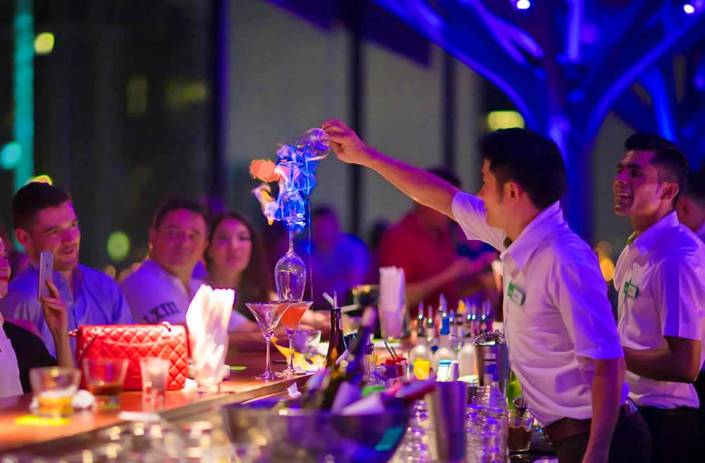 коктейли на крыше в Above Eleven Rooftop Bar