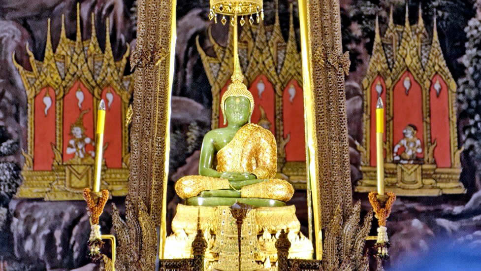 статуя изумрудного будды в полный рост