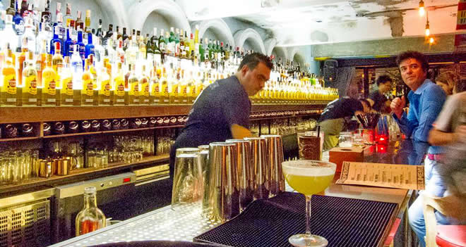 Revolucion Cocktail Bar Бангкок - Коктейль Бар в Sathorn
