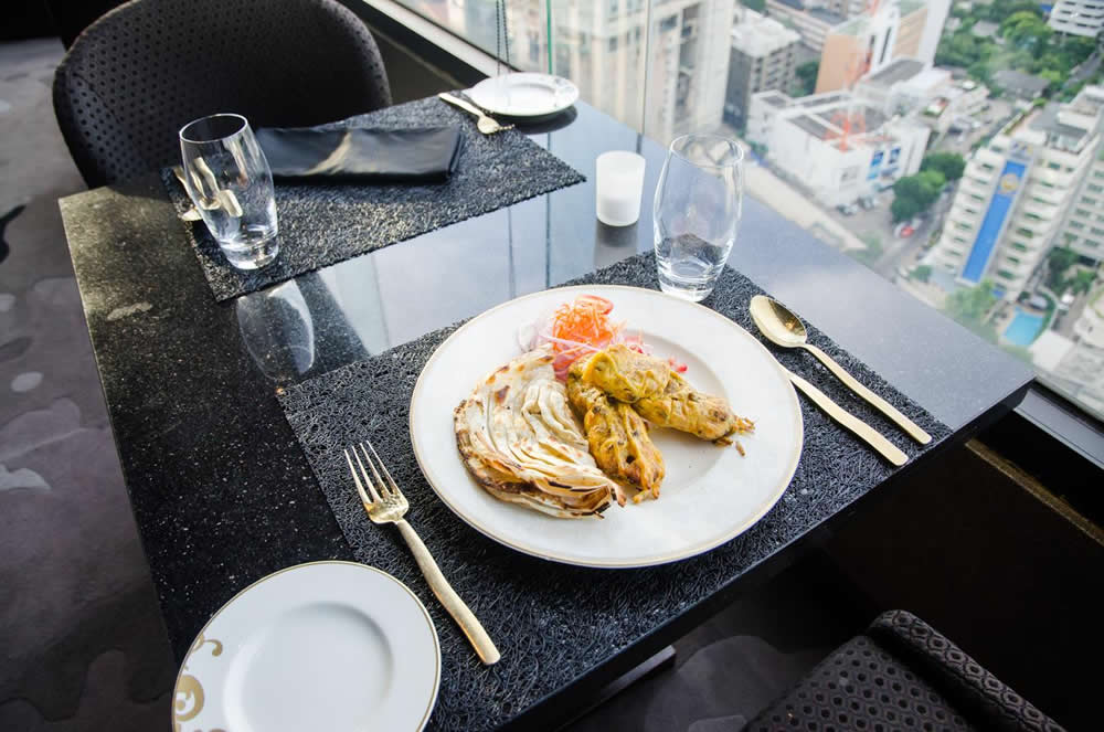Maya Restaurant Bangkok с видами на сукхумвит сои 11