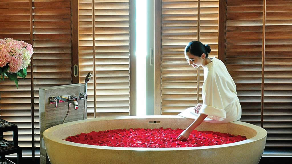 Siam Kempinski Spa лечебная ванна с лепестками роз