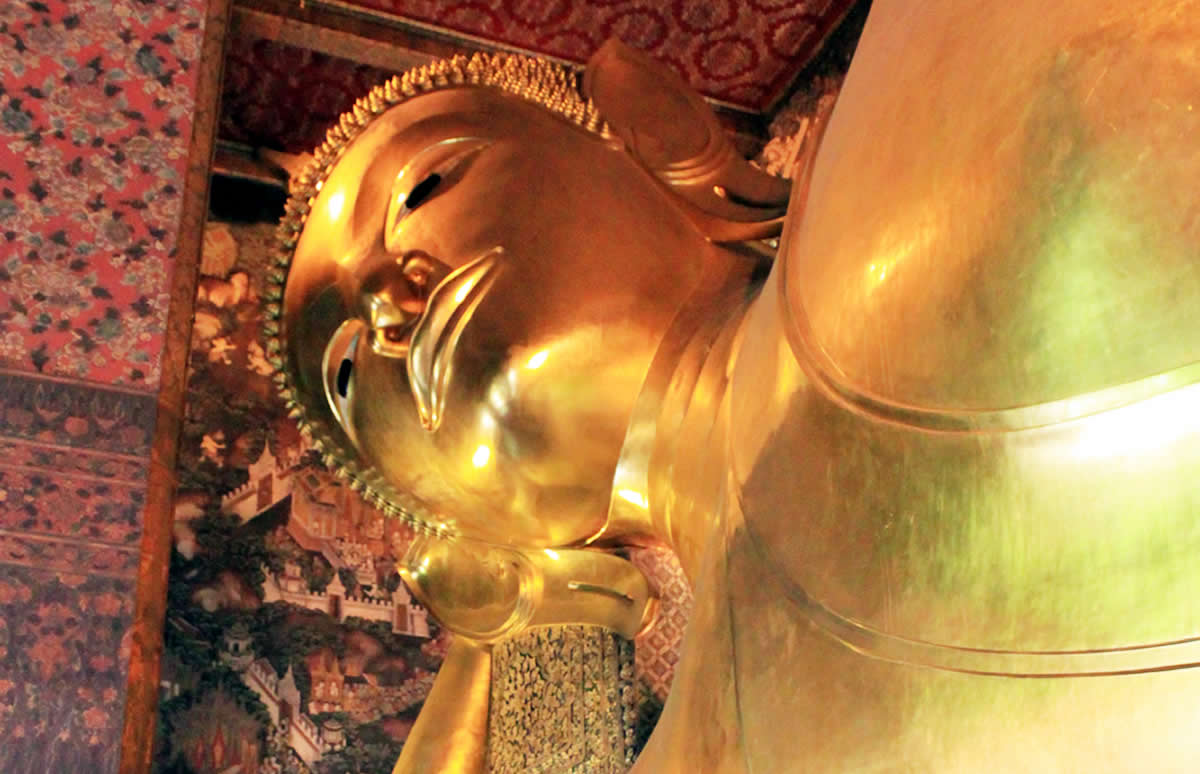 Лежащий Будда в храме ват по